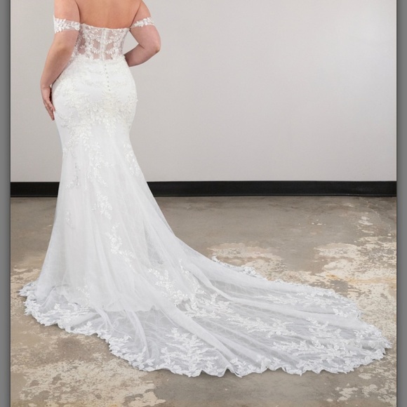 Sexy Plus Size Lace Sweetheart Fit-and-Flare Wedding Dress Style D-3992 - Picture 7 of 8
